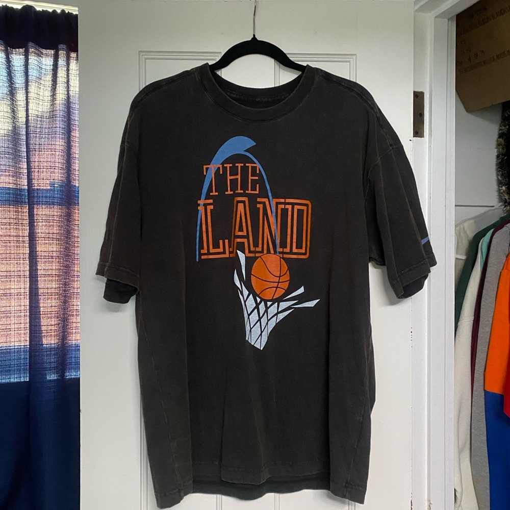 Vintage Black Graphic T-Shirt with Cavs 90s Design